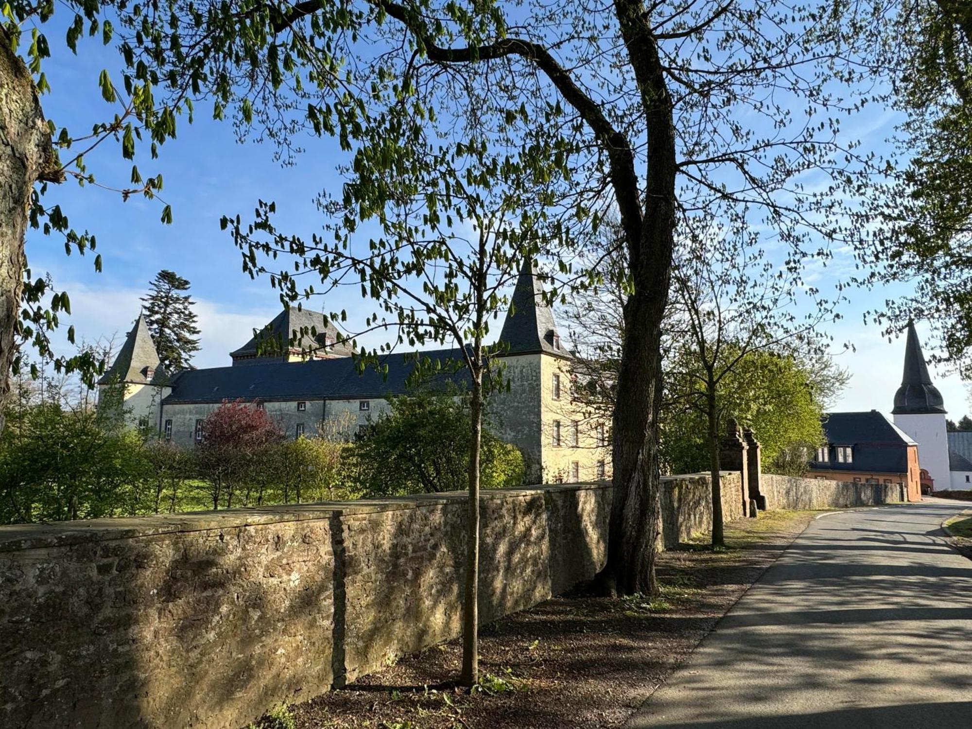 L' Extravagante Im Garten Von Schloss Schmidtheim Exterior photo